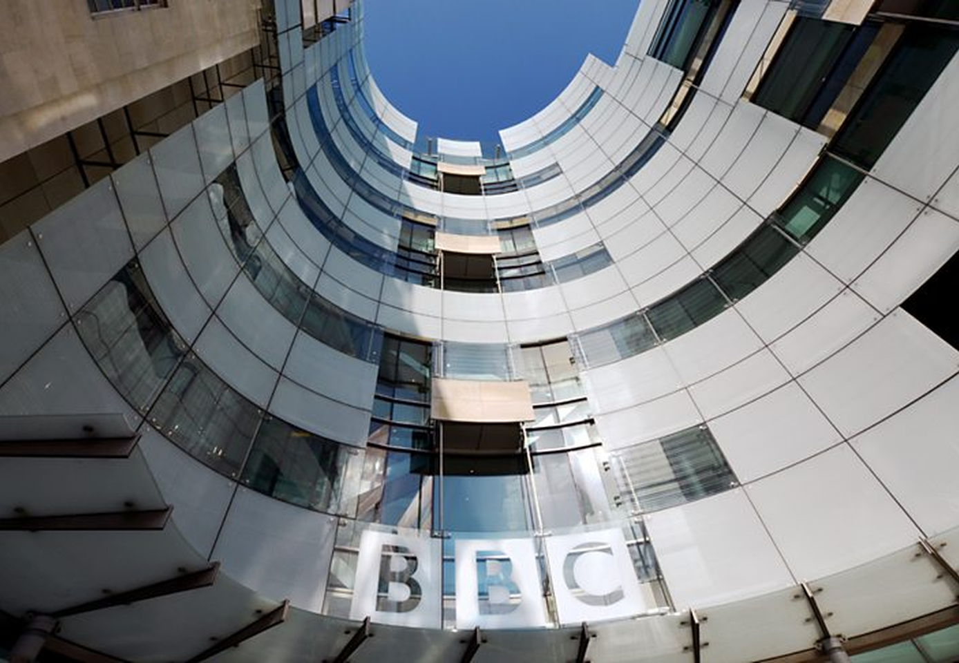 OrangeLogic_bbc-curved-facade-daylight_cb01