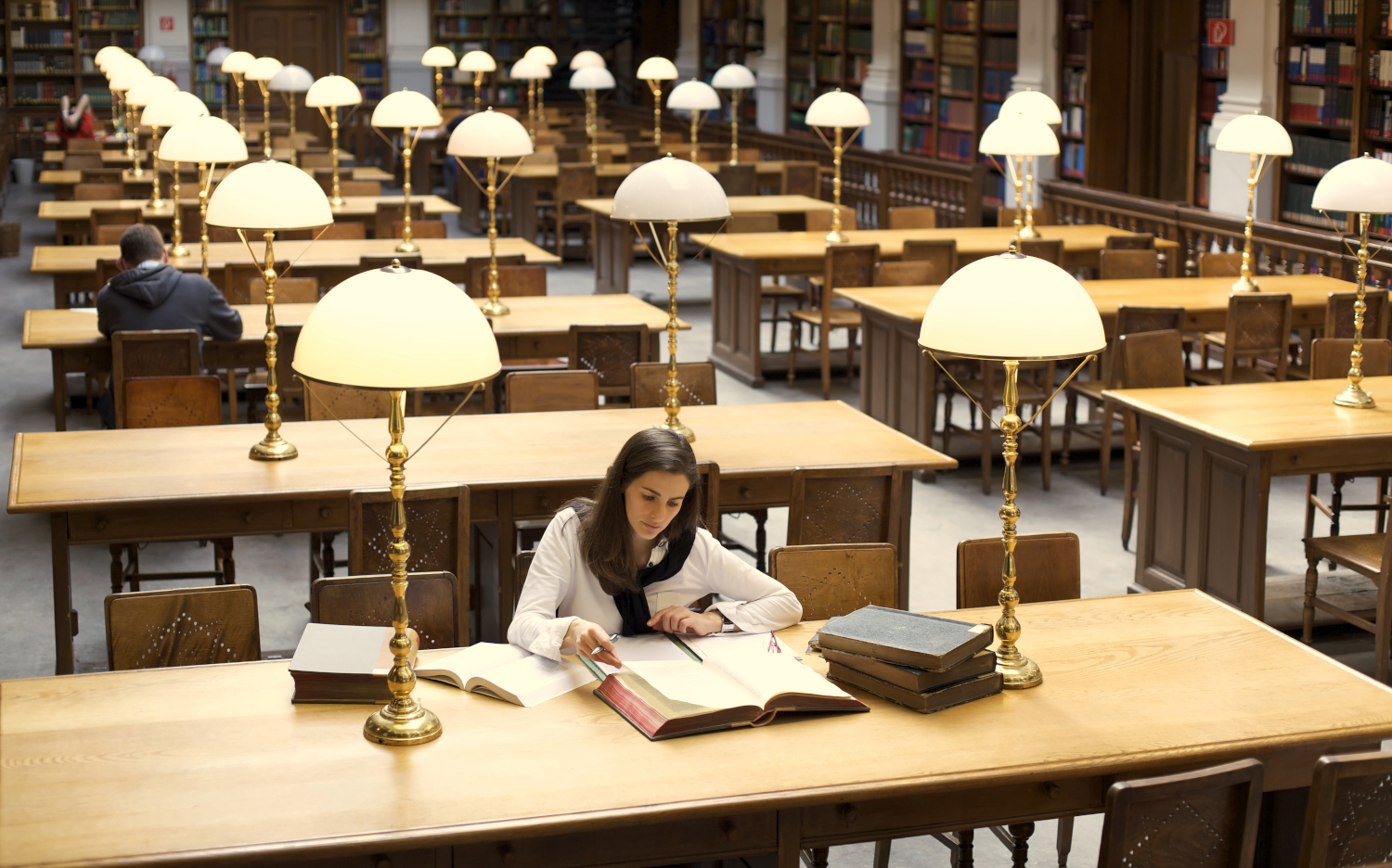 Mlis student in library